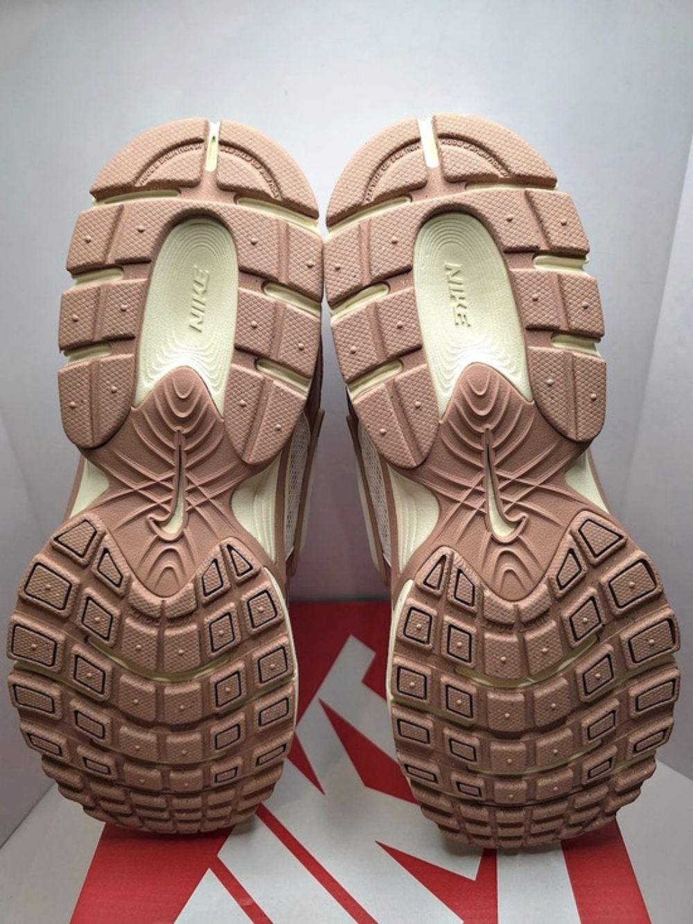 Nike V5 RNR Womens Running Shoes Sneakers Size 9 White  / Rose Gold IQ9426 133 - Picture 6 of 8